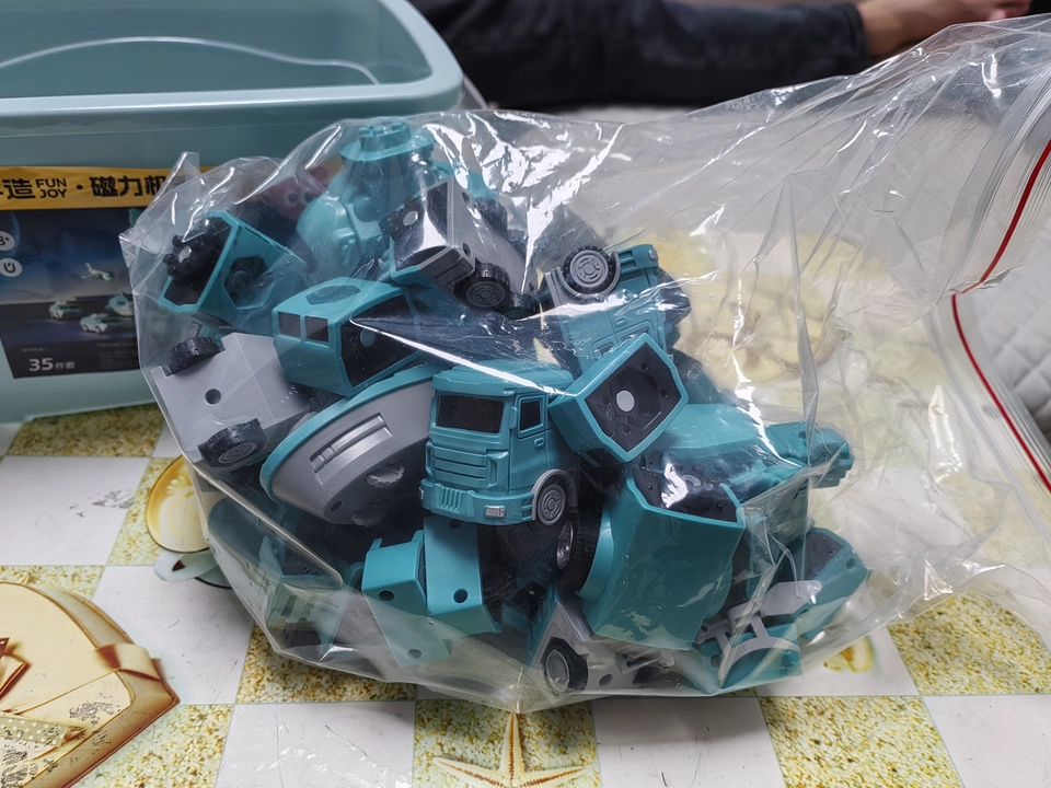 Magnetic Transforming Toy Car 27-Piece Set – Educational Robot Building Toy for Kids